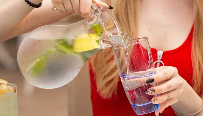 Beber água entre os drinks e os pratos pesados das festas faz diferença para o corpo? 